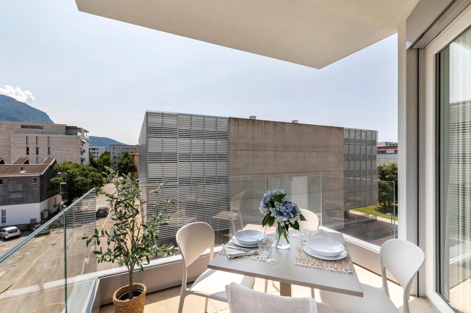 Regalia Suites - Free Parking Лугано Экстерьер фото