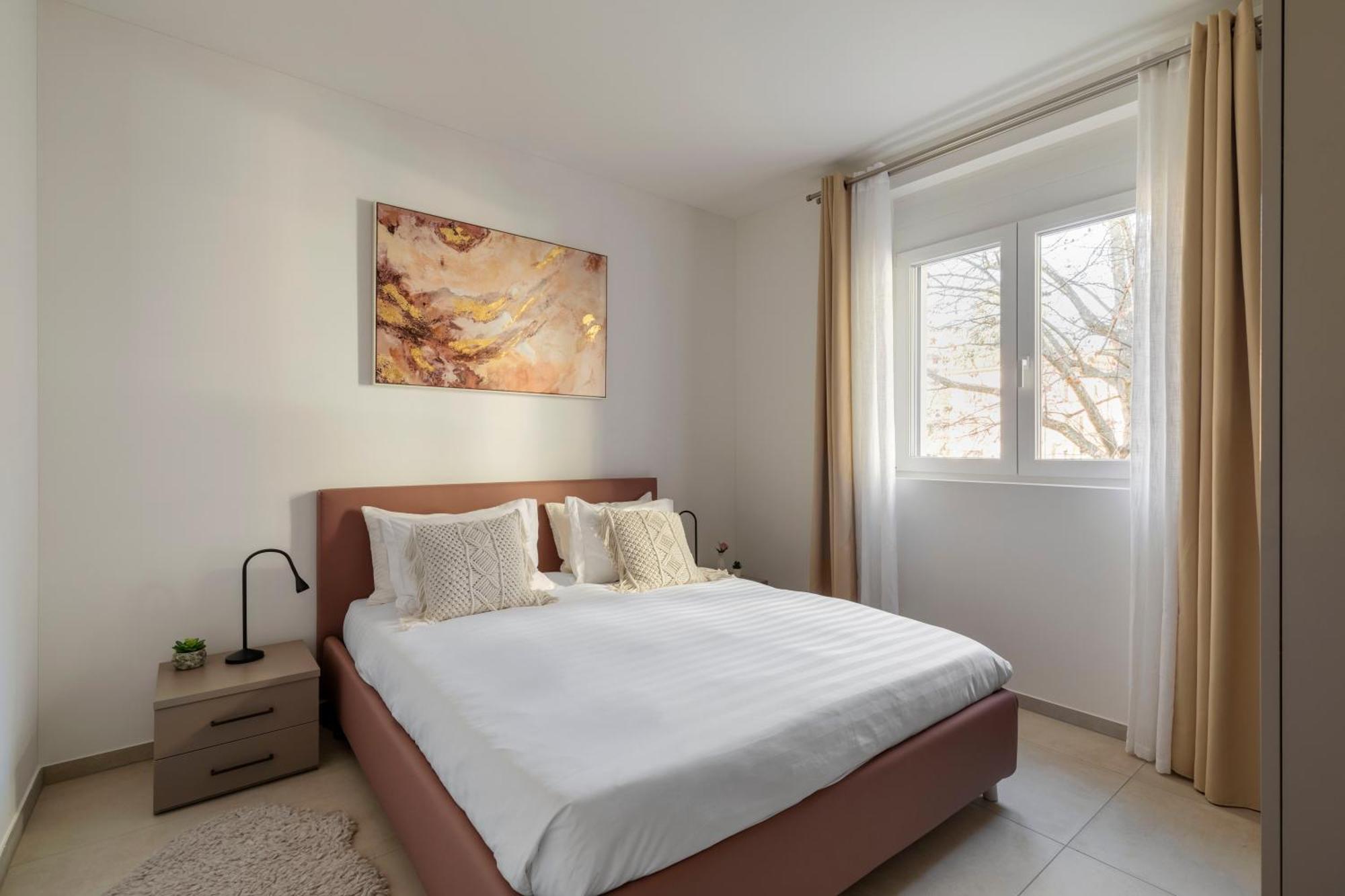 Regalia Suites - Free Parking Лугано Экстерьер фото